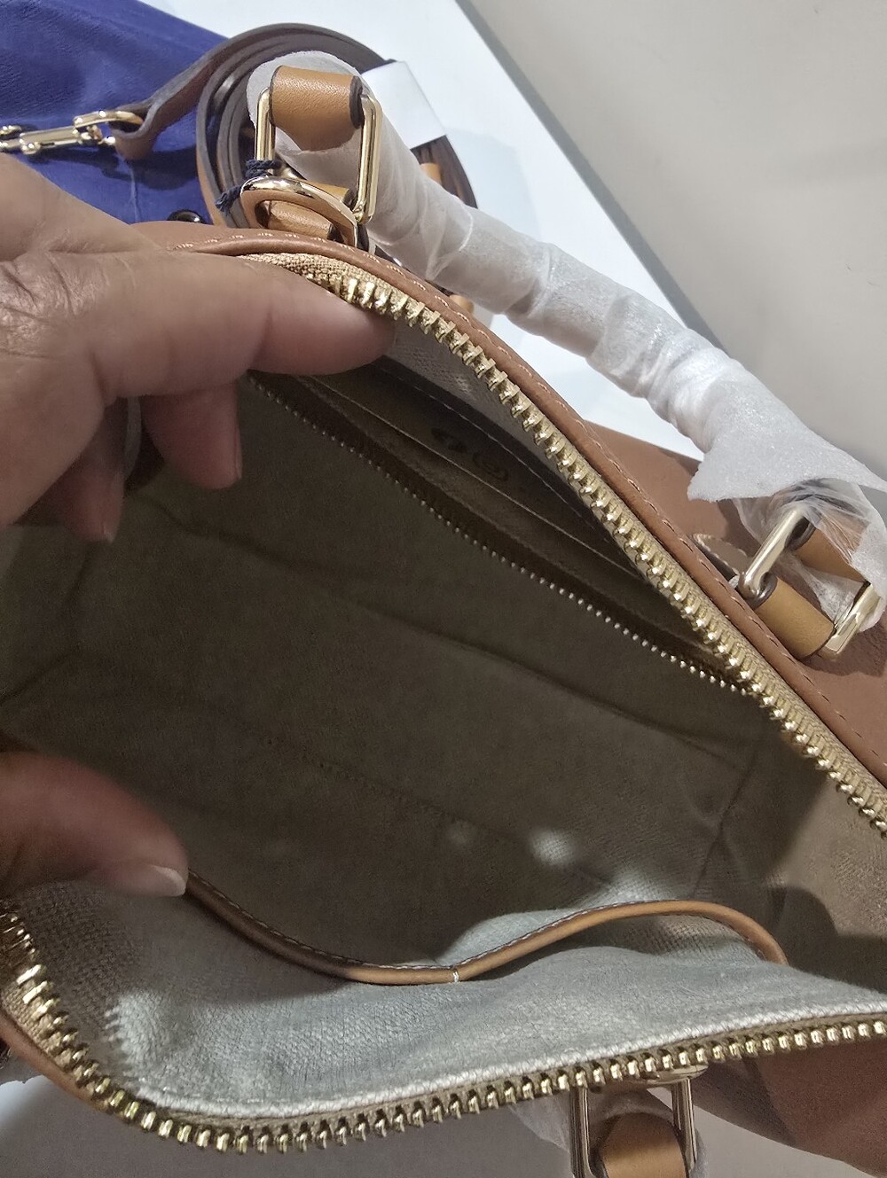 Dooney & Bourke  Sorrento Barrel  Satchel with Gold Hardware - Picture 4 of 6
